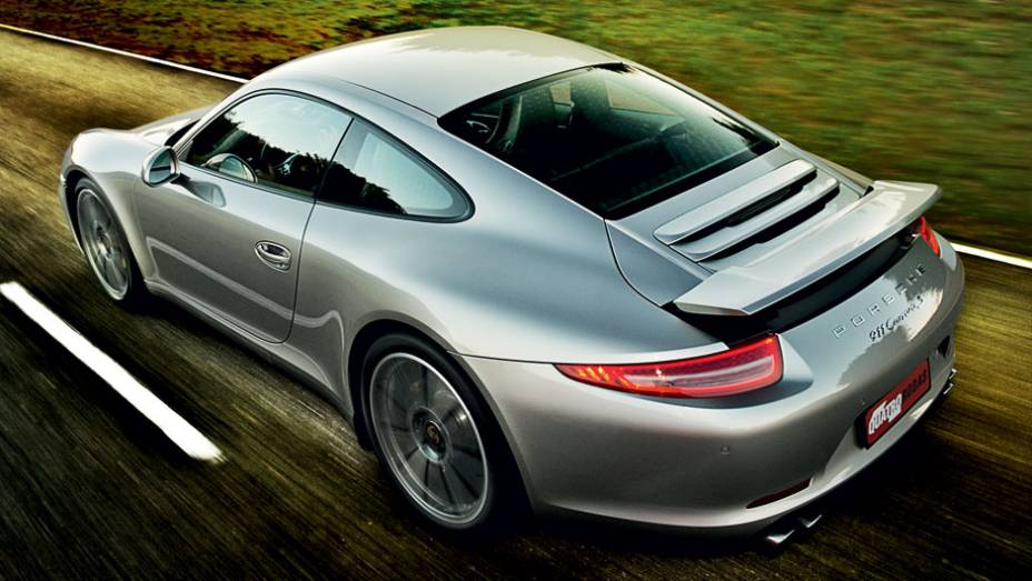 Ele ganhou mais conteúdo e ficou 50 kg mais leve | <a href="https://preprod.quatrorodas.abril.com.br/carros/testes/porsche-911-carrera-s-716751.shtml" rel="migration">Leia mais</a>