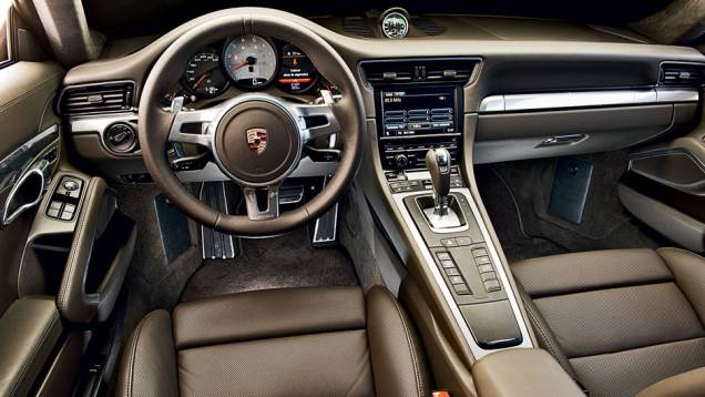 O console inclinado é novidade e a alavanca de câmbio ficou mais próxima do volante | <a href="https://preprod.quatrorodas.abril.com.br/carros/testes/porsche-911-carrera-s-716751.shtml" rel="migration">Leia mais</a> O console inclinado é novidade e a alavanca de câmbio ficou mais próxima do volante | <a href="https://preprod.quatrorodas.abril.com.br/carros/testes/porsche-911-carrera-s-716751.shtml" rel="migration">Leia mais</a>