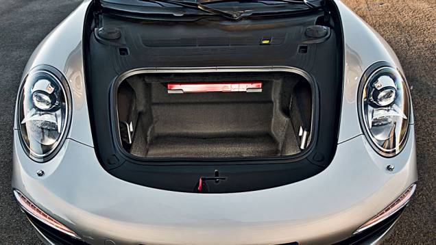 No porta-malas vão 135 litros de bagagem | <a href="https://preprod.quatrorodas.abril.com.br/carros/testes/porsche-911-carrera-s-716751.shtml" rel="migration">Leia mais</a> No porta-malas vão 135 litros de bagagem | <a href="https://preprod.quatrorodas.abril.com.br/carros/testes/porsche-911-carrera-s-716751.shtml" rel="migration">Leia mais</a>