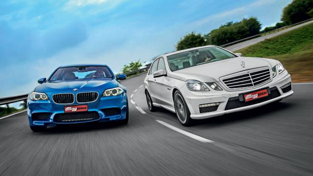 Saias aerodinâmicas e rodas esportivas compõem o visual destes sedãs | <a href="https://preprod.quatrorodas.abril.com.br/carros/comparativos/bmw-m5-x-mercedes-benz-63-amg-737606.shtml" rel="migration">Leia mais</a> Saias aerodinâmicas e rodas esportivas compõem o visual destes sedãs | <a href="https://preprod.quatrorodas.abril.com.br/carros/comparativos/bmw-m5-x-mercedes-benz-63-amg-737606.shtml" rel="migration">Leia mais</a>