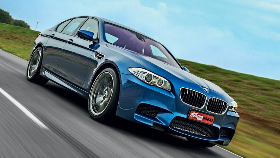 Far&oacute;is bixen&ocirc;nio contam com an&eacute;is de leds, para ilumina&ccedil;&atilde;o diurna | <a href="https://preprod.quatrorodas.abril.com.br/carros/comparativos/bmw-m5-x-mercedes-benz-63-amg-737606.shtml" rel="migration">Leia mais</a>