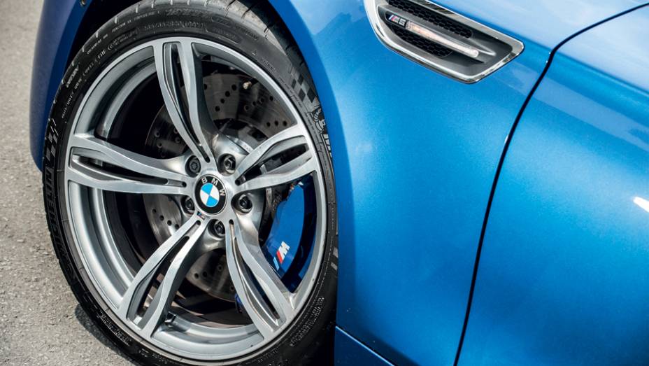 Roda de aro 20 exibe disco de freio ventilado e perfurado | <a href="https://preprod.quatrorodas.abril.com.br/carros/comparativos/bmw-m5-x-mercedes-benz-63-amg-737606.shtml" rel="migration">Leia mais</a>