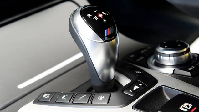 Câmbio tem trocas sequenciais | <a href="https://preprod.quatrorodas.abril.com.br/carros/comparativos/bmw-m5-x-mercedes-benz-63-amg-737606.shtml" rel="migration">Leia mais</a> Câmbio tem trocas sequenciais | <a href="https://preprod.quatrorodas.abril.com.br/carros/comparativos/bmw-m5-x-mercedes-benz-63-amg-737606.shtml" rel="migration">Leia mais</a>