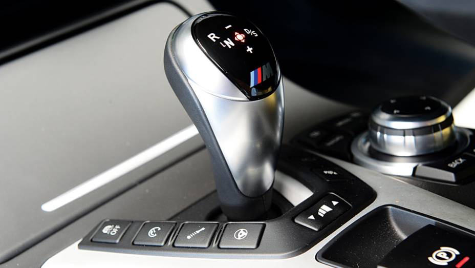 Câmbio tem trocas sequenciais | <a href="https://preprod.quatrorodas.abril.com.br/carros/comparativos/bmw-m5-x-mercedes-benz-63-amg-737606.shtml" rel="migration">Leia mais</a> Câmbio tem trocas sequenciais | <a href="https://preprod.quatrorodas.abril.com.br/carros/comparativos/bmw-m5-x-mercedes-benz-63-amg-737606.shtml" rel="migration">Leia mais</a>