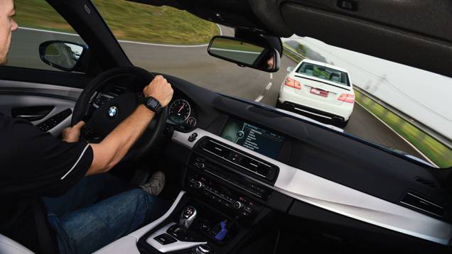 Motorista pode desligar o ESP e assumir o controle da situação | <a href="https://preprod.quatrorodas.abril.com.br/carros/comparativos/bmw-m5-x-mercedes-benz-63-amg-737606.shtml" rel="migration">Leia mais</a> Motorista pode desligar o ESP e assumir o controle da situação | <a href="https://preprod.quatrorodas.abril.com.br/carros/comparativos/bmw-m5-x-mercedes-benz-63-amg-737606.shtml" rel="migration">Leia mais</a>