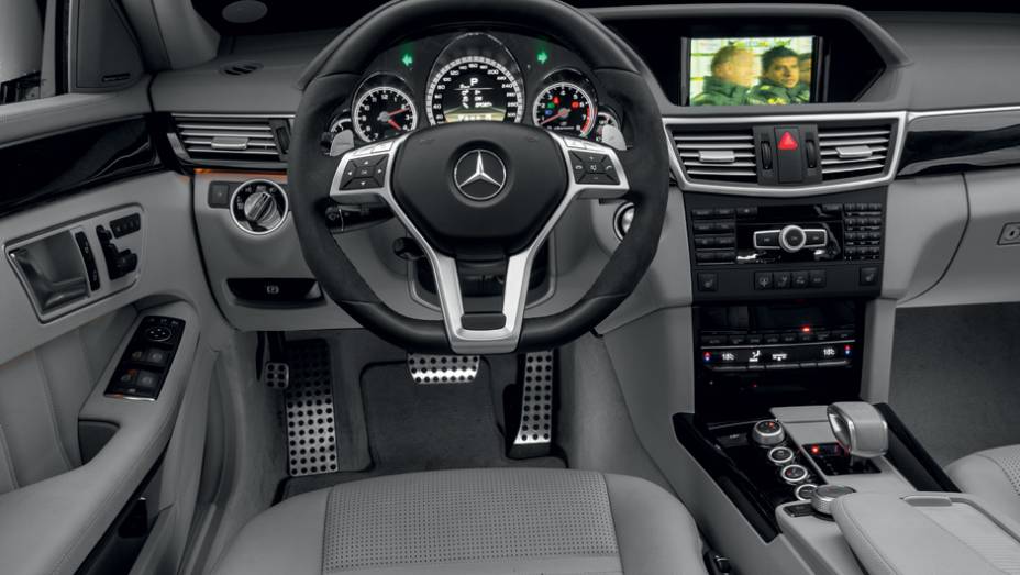 No volante, Alcantara d&aacute; melhor grip, ao mesmo tempo que acaricia as m&atilde;os | <a href="https://preprod.quatrorodas.abril.com.br/carros/comparativos/bmw-m5-x-mercedes-benz-63-amg-737606.shtml" rel="migration">Leia mais</a>
