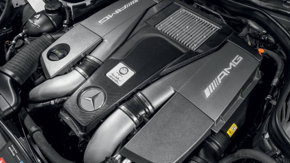 Tampa do motor e aerof&oacute;lio s&atilde;o de carbono | <a href="https://preprod.quatrorodas.abril.com.br/carros/comparativos/bmw-m5-x-mercedes-benz-63-amg-737606.shtml" rel="migration">Leia mais</a>