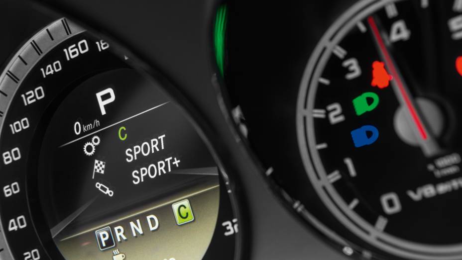 ... s&atilde;o mostrados no visor | <a href="https://preprod.quatrorodas.abril.com.br/carros/comparativos/bmw-m5-x-mercedes-benz-63-amg-737606.shtml" rel="migration">Leia mais</a>