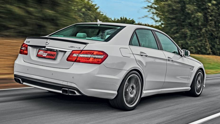 <a href="https://preprod.quatrorodas.abril.com.br/carros/comparativos/bmw-m5-x-mercedes-benz-63-amg-737606.shtml" rel="migration">Leia mais</a> <a href="https://preprod.quatrorodas.abril.com.br/carros/comparativos/bmw-m5-x-mercedes-benz-63-amg-737606.shtml" rel="migration">Leia mais</a>