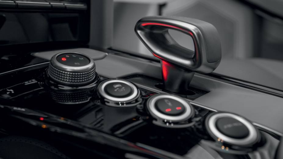Modos de dire&ccedil;&atilde;o, transmiss&atilde;o, ESP e suspens&atilde;o selecionados... | <a href="https://preprod.quatrorodas.abril.com.br/carros/comparativos/bmw-m5-x-mercedes-benz-63-amg-737606.shtml" rel="migration">Leia mais</a>