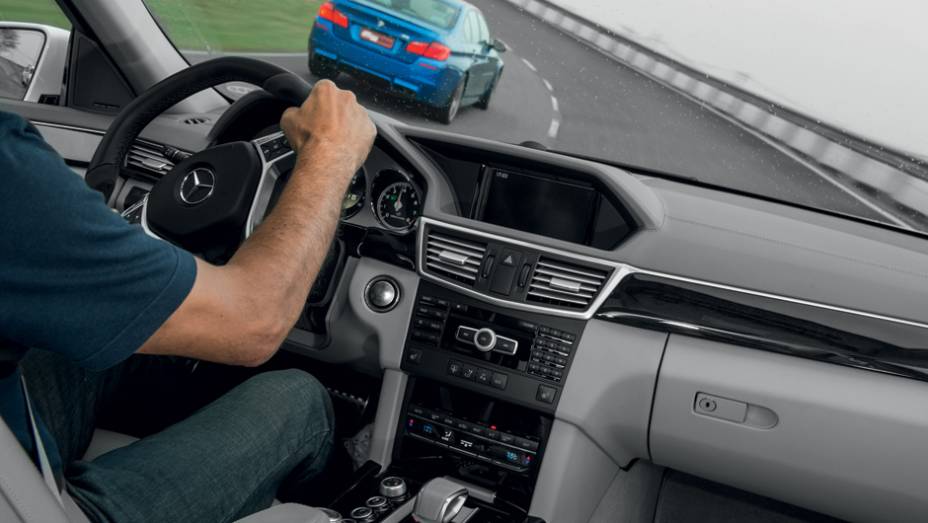 O M5 exige pulso do piloto nas curvas, enquanto o E 63 AMG é mais suave no trato | <a href="https://preprod.quatrorodas.abril.com.br/carros/comparativos/bmw-m5-x-mercedes-benz-63-amg-737606.shtml" rel="migration">Leia mais</a> O M5 exige pulso do piloto nas curvas, enquanto o E 63 AMG é mais suave no trato | <a href="https://preprod.quatrorodas.abril.com.br/carros/comparativos/bmw-m5-x-mercedes-benz-63-amg-737606.shtml" rel="migration">Leia mais</a>