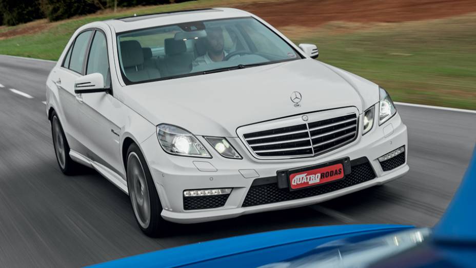 Mudan&ccedil;as s&atilde;o esperadas para 2014 no design dos sed&atilde;s da Classe E | <a href="https://preprod.quatrorodas.abril.com.br/carros/comparativos/bmw-m5-x-mercedes-benz-63-amg-737606.shtml" rel="migration">Leia mais</a>