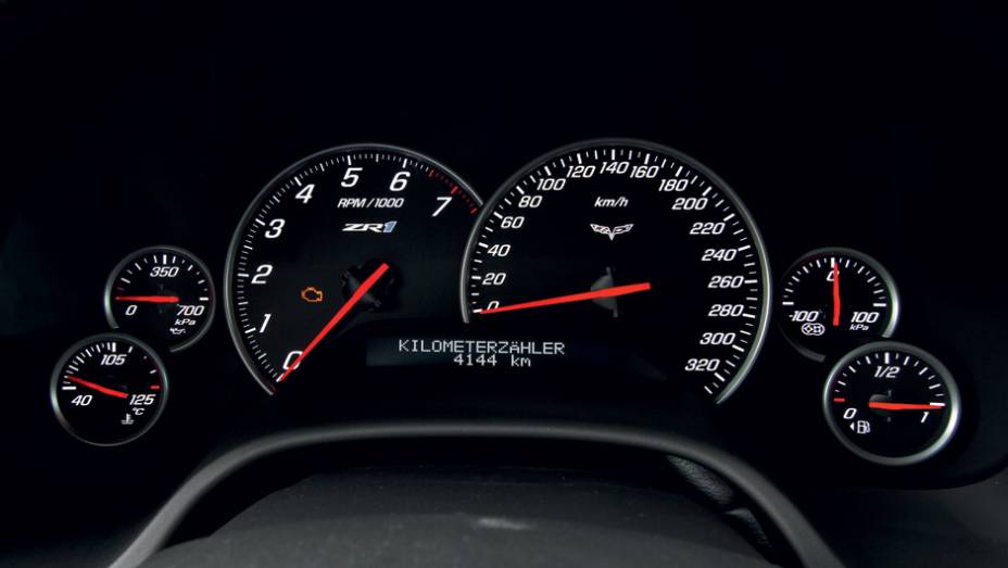...motor visto pelo capô | <a href="https://preprod.quatrorodas.abril.com.br/carros/impressoes/chevrolet-corvette-zr1-736869.shtml" rel="migration">Leia mais</a>