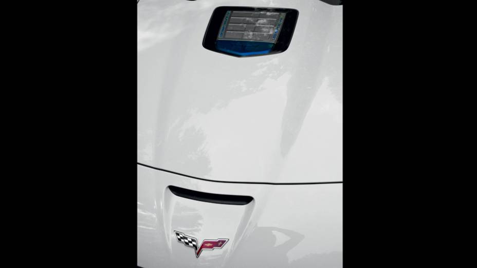 Projeção do HUD no para-brisa | <a href="https://preprod.quatrorodas.abril.com.br/carros/impressoes/chevrolet-corvette-zr1-736869.shtml" rel="migration">Leia mais</a>