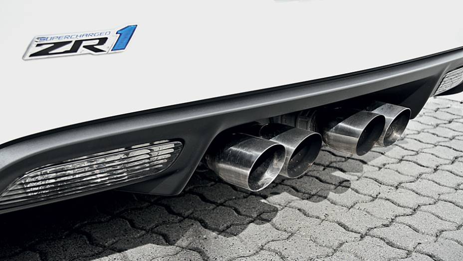Quatro saídas de escape | <a href="https://preprod.quatrorodas.abril.com.br/carros/impressoes/chevrolet-corvette-zr1-736869.shtml" rel="migration">Leia mais</a>