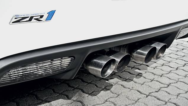 Quatro saídas de escape | <a href="https://preprod.quatrorodas.abril.com.br/carros/impressoes/chevrolet-corvette-zr1-736869.shtml" rel="migration">Leia mais</a> Quatro saídas de escape | <a href="https://preprod.quatrorodas.abril.com.br/carros/impressoes/chevrolet-corvette-zr1-736869.shtml" rel="migration">Leia mais</a>