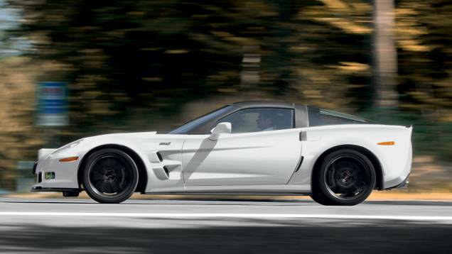As saídas de ar na lateral dianteira existem desde a primeira geração | <a href="https://preprod.quatrorodas.abril.com.br/carros/impressoes/chevrolet-corvette-zr1-736869.shtml" rel="migration">Leia mais</a> As saídas de ar na lateral dianteira existem desde a primeira geração | <a href="https://preprod.quatrorodas.abril.com.br/carros/impressoes/chevrolet-corvette-zr1-736869.shtml" rel="migration">Leia mais</a>
