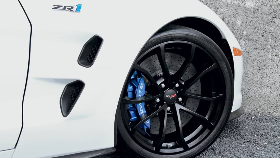 Freio ventilados da Brembo com pinças azuis assinadas | <a href="https://preprod.quatrorodas.abril.com.br/carros/impressoes/chevrolet-corvette-zr1-736869.shtml" rel="migration">Leia mais</a>