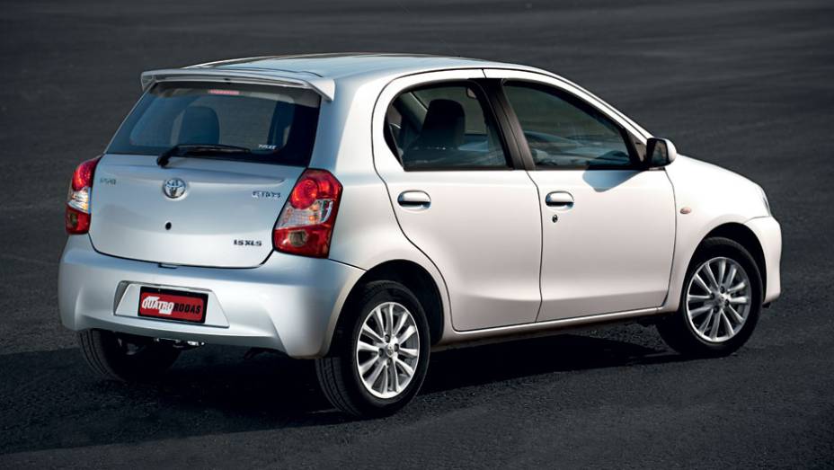 Os designers não economizaram nos vincos na hora de desenhar a carroceria | <a href="https://preprod.quatrorodas.abril.com.br/carros/testes/toyota-etios-714860.shtml" rel="migration">Leia mais</a>