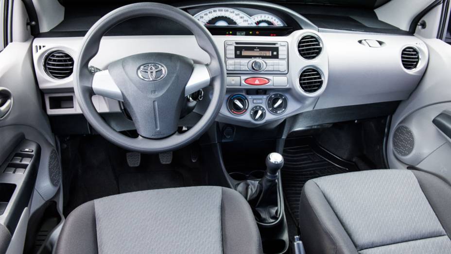 Painel de instrumentos central: ousadia no bem-comportado visual do carro | <a href="https://preprod.quatrorodas.abril.com.br/carros/testes/toyota-etios-714860.shtml" rel="migration">Leia mais</a>