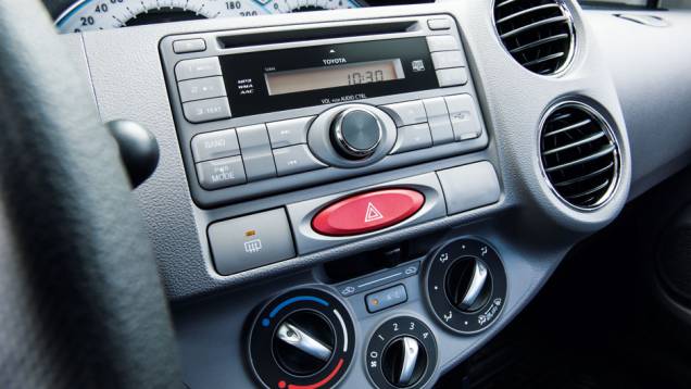 Sistema de som tem entrada USB | <a href="https://preprod.quatrorodas.abril.com.br/carros/testes/toyota-etios-714860.shtml" rel="migration">Leia mais</a> Sistema de som tem entrada USB | <a href="https://preprod.quatrorodas.abril.com.br/carros/testes/toyota-etios-714860.shtml" rel="migration">Leia mais</a>