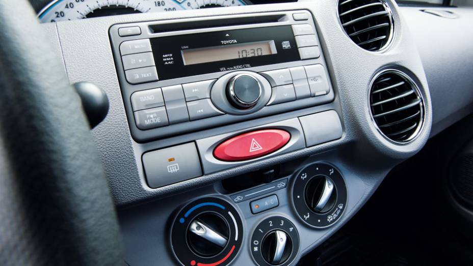 Sistema de som tem entrada USB | <a href="https://preprod.quatrorodas.abril.com.br/carros/testes/toyota-etios-714860.shtml" rel="migration">Leia mais</a>