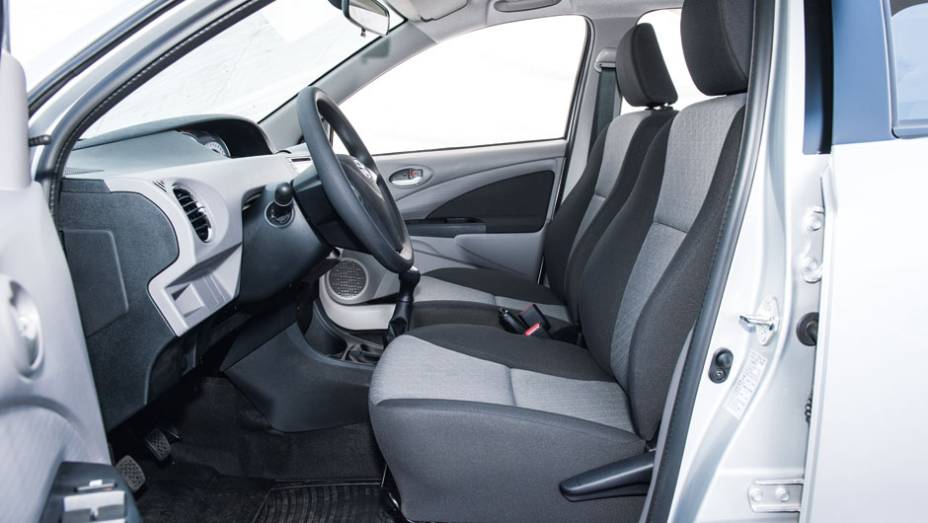 A cabine acomoda quatro adultos | <a href="https://preprod.quatrorodas.abril.com.br/carros/testes/toyota-etios-714860.shtml" rel="migration">Leia mais</a>