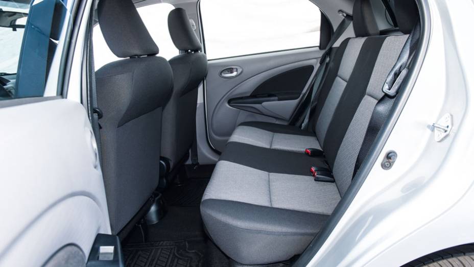 Na traseira, o piso tem um degrau pequeno entre os assentos | <a href="https://preprod.quatrorodas.abril.com.br/carros/testes/toyota-etios-714860.shtml" rel="migration">Leia mais</a>