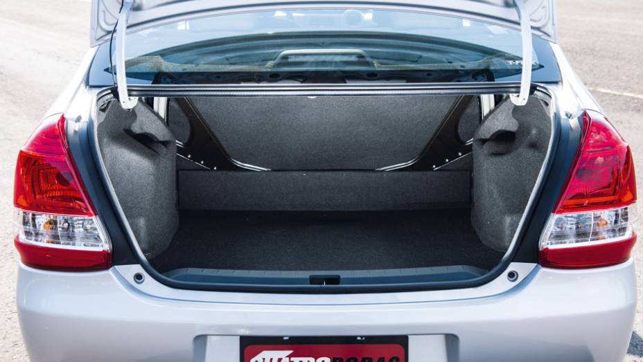 Porta-malas leva 270 litros | <a href="https://preprod.quatrorodas.abril.com.br/carros/testes/toyota-etios-714860.shtml" rel="migration">Leia mais</a>