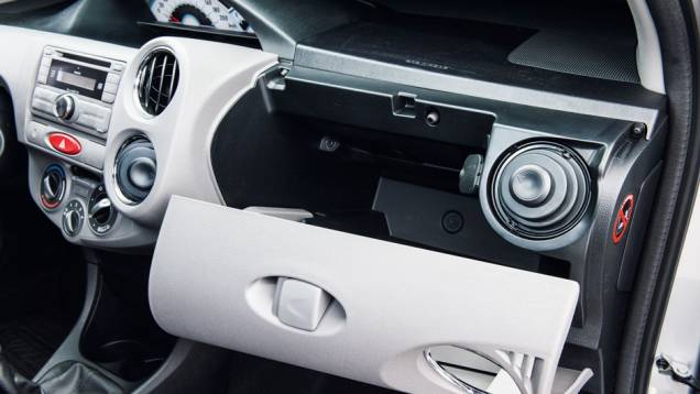 O porta-luvas tem saída de ventilação | <a href="https://preprod.quatrorodas.abril.com.br/carros/testes/toyota-etios-714860.shtml" rel="migration">Leia mais</a> O porta-luvas tem saída de ventilação | <a href="https://preprod.quatrorodas.abril.com.br/carros/testes/toyota-etios-714860.shtml" rel="migration">Leia mais</a>