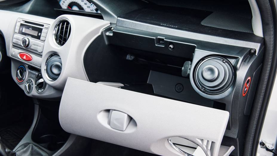 O porta-luvas tem saída de ventilação | <a href="https://preprod.quatrorodas.abril.com.br/carros/testes/toyota-etios-714860.shtml" rel="migration">Leia mais</a>