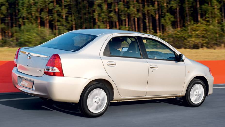 O sedã será oferecido com motor 1.5 e três pacotes de acabamento: X, XS e XLS | <a href="https://preprod.quatrorodas.abril.com.br/carros/testes/toyota-etios-714860.shtml" rel="migration">Leia mais</a>