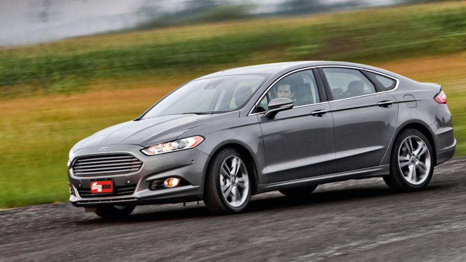 Grade trapezoidal inspirada nos Aston Martin | <a href="https://preprod.quatrorodas.abril.com.br/carros/impressoes/ford-fusion-2-0-titanium-716588.shtml" rel="migration">Leia mais</a>