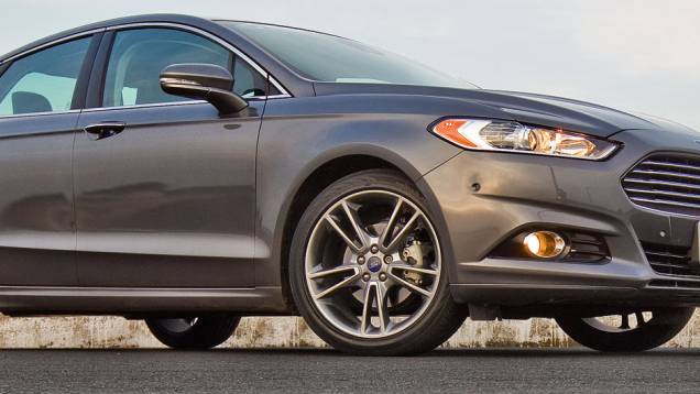 Roda de 19 polegadas é de série, mas traz aro 20 opcional | <a href="https://preprod.quatrorodas.abril.com.br/carros/impressoes/ford-fusion-2-0-titanium-716588.shtml" rel="migration">Leia mais</a> Roda de 19 polegadas é de série, mas traz aro 20 opcional | <a href="https://preprod.quatrorodas.abril.com.br/carros/impressoes/ford-fusion-2-0-titanium-716588.shtml" rel="migration">Leia mais</a>