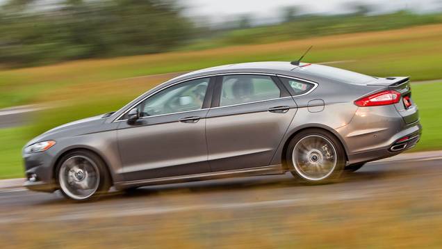 Perfil mais ao estilo cupê dá ao sedã um ar de esportividade | <a href="https://preprod.quatrorodas.abril.com.br/carros/impressoes/ford-fusion-2-0-titanium-716588.shtml" rel="migration">Leia mais</a> Perfil mais ao estilo cupê dá ao sedã um ar de esportividade | <a href="https://preprod.quatrorodas.abril.com.br/carros/impressoes/ford-fusion-2-0-titanium-716588.shtml" rel="migration">Leia mais</a>