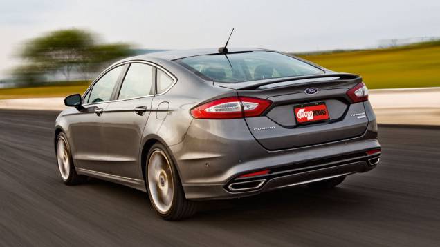 Para-choque disfarça a presença do escape duplo | <a href="https://preprod.quatrorodas.abril.com.br/carros/impressoes/ford-fusion-2-0-titanium-716588.shtml" rel="migration">Leia mais</a> Para-choque disfarça a presença do escape duplo | <a href="https://preprod.quatrorodas.abril.com.br/carros/impressoes/ford-fusion-2-0-titanium-716588.shtml" rel="migration">Leia mais</a>