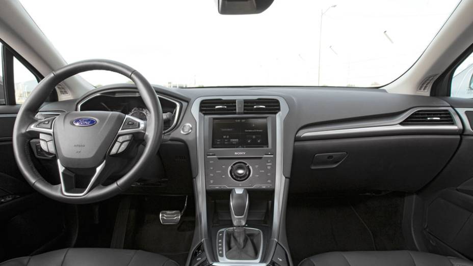 Painel foge do design de New Fiesta e EcoSport | <a href="https://preprod.quatrorodas.abril.com.br/carros/impressoes/ford-fusion-2-0-titanium-716588.shtml" rel="migration">Leia mais</a>