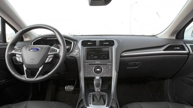 Painel foge do design de New Fiesta e EcoSport | <a href="https://preprod.quatrorodas.abril.com.br/carros/impressoes/ford-fusion-2-0-titanium-716588.shtml" rel="migration">Leia mais</a> Painel foge do design de New Fiesta e EcoSport | <a href="https://preprod.quatrorodas.abril.com.br/carros/impressoes/ford-fusion-2-0-titanium-716588.shtml" rel="migration">Leia mais</a>