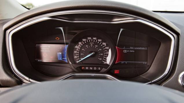 Velocímetro analógico entre os dois visores digitais | <a href="https://preprod.quatrorodas.abril.com.br/carros/impressoes/ford-fusion-2-0-titanium-716588.shtml" rel="migration">Leia mais</a> Velocímetro analógico entre os dois visores digitais | <a href="https://preprod.quatrorodas.abril.com.br/carros/impressoes/ford-fusion-2-0-titanium-716588.shtml" rel="migration">Leia mais</a>