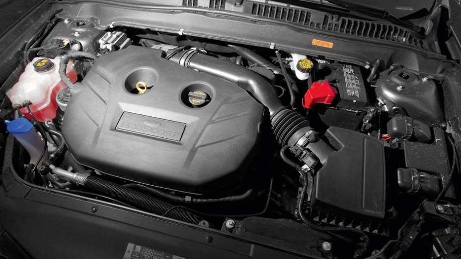 O 2.0 EcoBoost, com turbo e injeção direta, produz 240 cv | <a href="https://preprod.quatrorodas.abril.com.br/carros/impressoes/ford-fusion-2-0-titanium-716588.shtml" rel="migration">Leia mais</a>