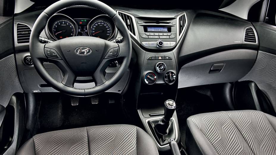 Cabine é um dos destaques do novo Hyundai: bem decorada e com esmero na montagem, permite ao HB20 encarar rivais premium | <a href="https://preprod.quatrorodas.abril.com.br/carros/testes/hyundai-hb20-1-0-1-6-714843.shtml" rel="migration">Leia mais</a>