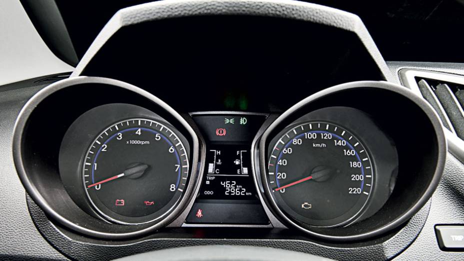 Painel com canhões projetados lembram o do New Fiesta | <a href="https://preprod.quatrorodas.abril.com.br/carros/testes/hyundai-hb20-1-0-1-6-714843.shtml" rel="migration">Leia mais</a>