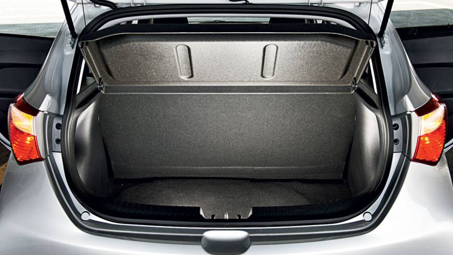 Porta-malas: volume de 300 litros e plástico nas laterais | <a href="https://preprod.quatrorodas.abril.com.br/carros/testes/hyundai-hb20-1-0-1-6-714843.shtml" rel="migration">Leia mais</a>