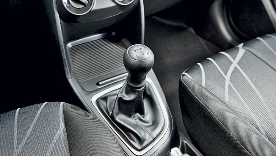 ...têm plástico com rebarbas | <a href="https://preprod.quatrorodas.abril.com.br/carros/testes/hyundai-hb20-1-0-1-6-714843.shtml" rel="migration">Leia mais</a>