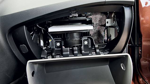 Basta tirar as travas do porta-luvas de 9 litros | <a href="https://preprod.quatrorodas.abril.com.br/carros/testes/hyundai-hb20-1-0-1-6-714843.shtml" rel="migration">Leia mais</a> Basta tirar as travas do porta-luvas de 9 litros | <a href="https://preprod.quatrorodas.abril.com.br/carros/testes/hyundai-hb20-1-0-1-6-714843.shtml" rel="migration">Leia mais</a>