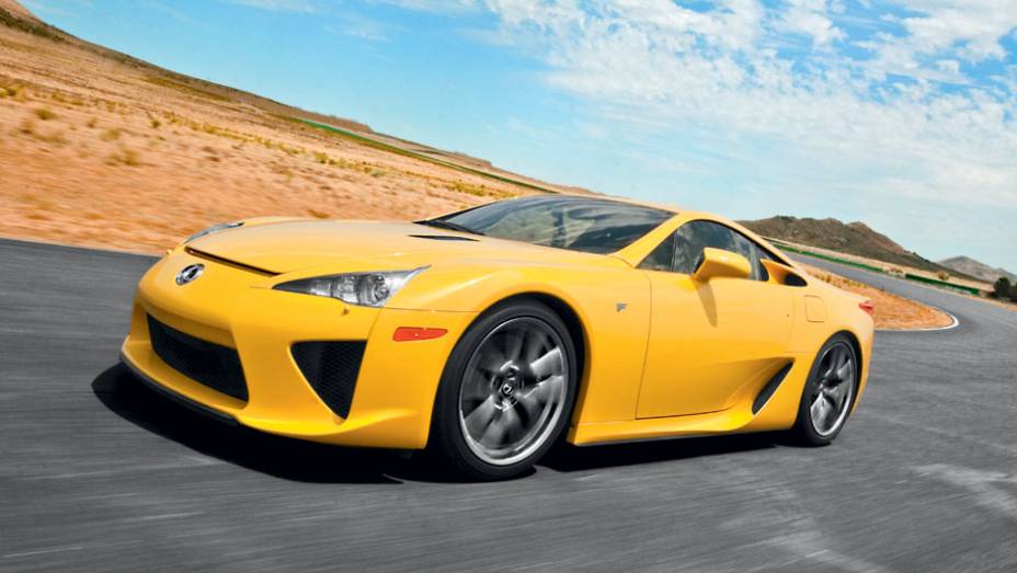 O V10 do LFA gera 560 cv, mais que Ferrari California ou Porsche 911 Turbo | <a href="https://preprod.quatrorodas.abril.com.br/carros/impressoes/lexus-lfa-715295.shtml" rel="migration">Leia mais</a>