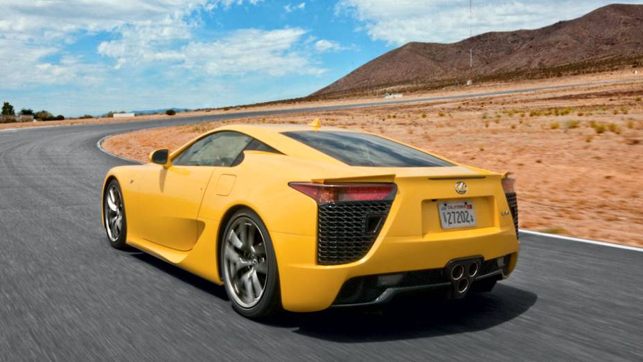 O conjunto de três escapamentos centrais é integrado ao extrator de ar traseiro | <a href="https://preprod.quatrorodas.abril.com.br/carros/impressoes/lexus-lfa-715295.shtml" rel="migration">Leia mais</a>