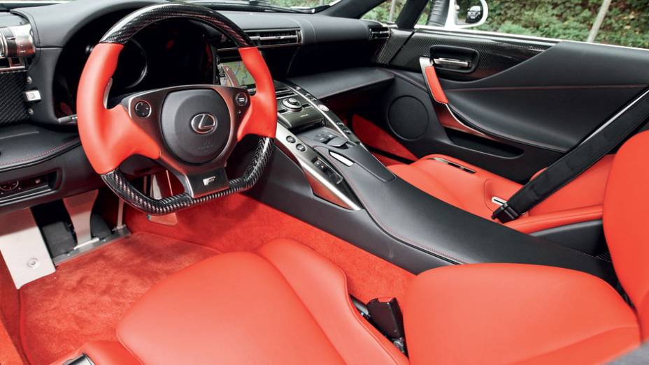 Interior pode ter cores personalizadas, mas traz sempre couro e carbono | <a href="https://preprod.quatrorodas.abril.com.br/carros/impressoes/lexus-lfa-715295.shtml" rel="migration">Leia mais</a>