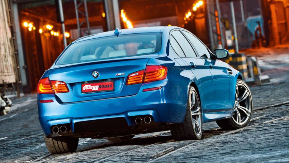 O azul Interlagos Blau é uma cor característica dos modelos M | <a href="https://preprod.quatrorodas.abril.com.br/carros/testes/bmw-m5-4-4-v8-714834.shtml" rel="migration">Leia mais</a>