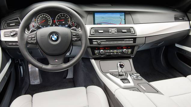 O painel é rico em informações analógicas e digitais | <a href="https://preprod.quatrorodas.abril.com.br/carros/testes/bmw-m5-4-4-v8-714834.shtml" rel="migration">Leia mais</a> O painel é rico em informações analógicas e digitais | <a href="https://preprod.quatrorodas.abril.com.br/carros/testes/bmw-m5-4-4-v8-714834.shtml" rel="migration">Leia mais</a>